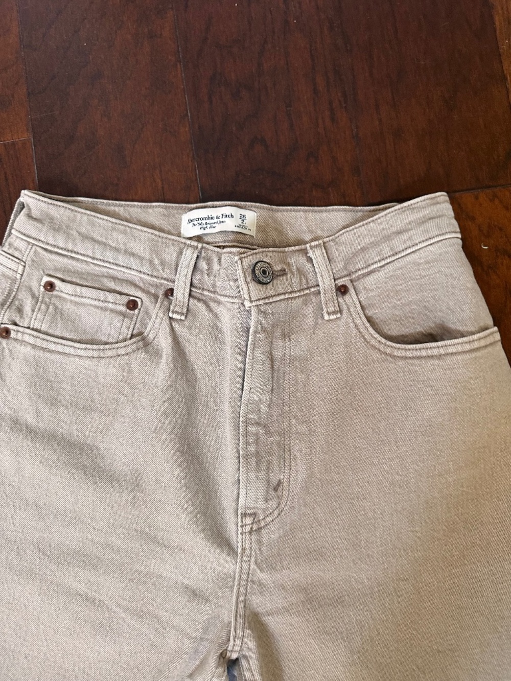 NEW Abercrombie & Fitch 90s Relaxed high rise jeans tan/oat W26 Size 2 LONG
